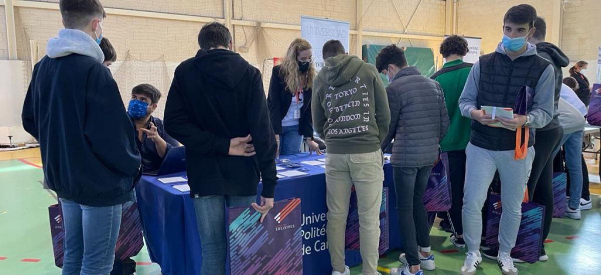 La UPCT expone sus estudios ante medio millar de alumnos de Maristas Murcia